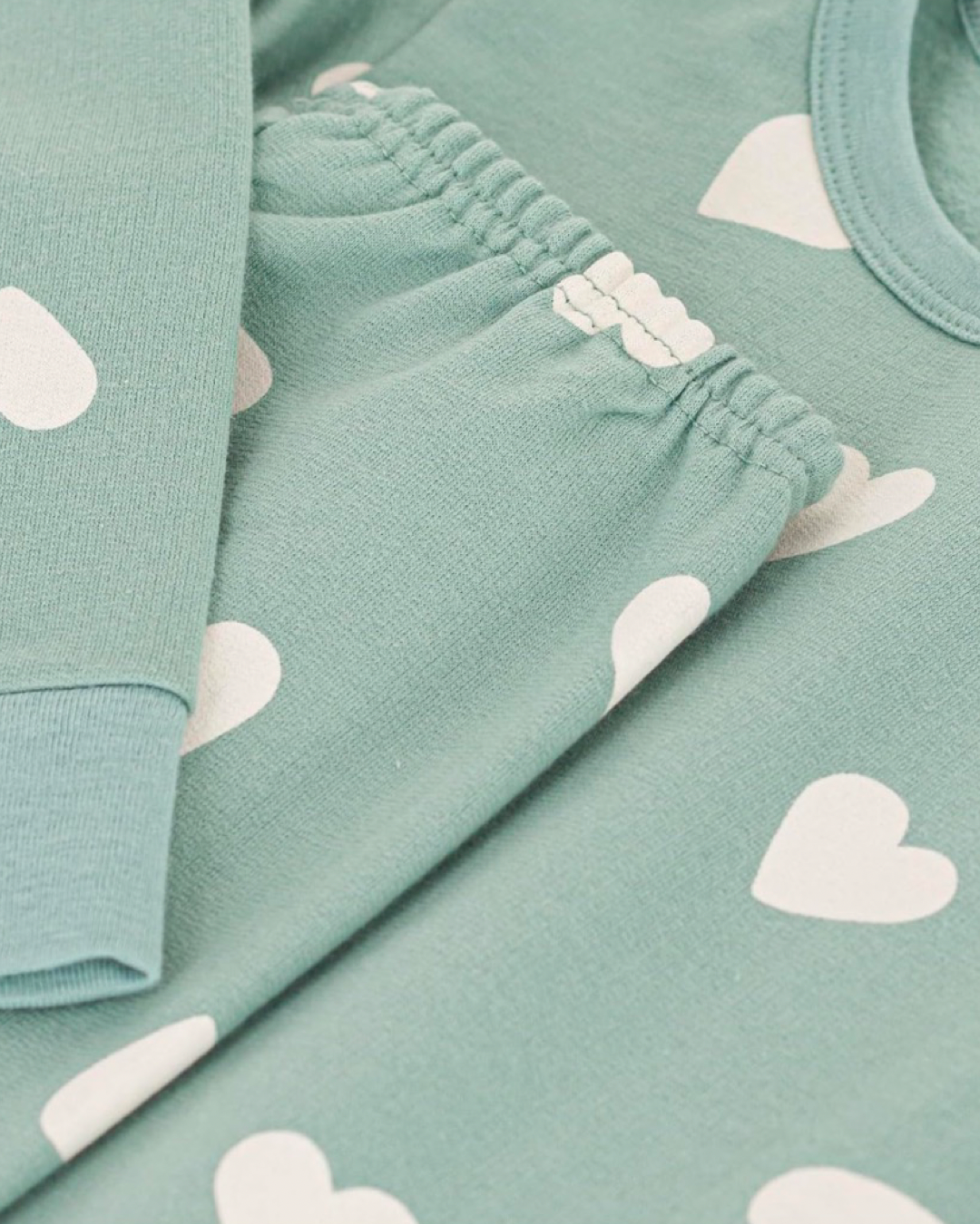 Kinder-Pyjama aus Nicki mit Herzmotiv